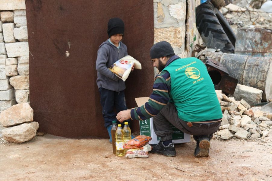 مركز الملك سلمان ينفذ حملة مساعدات للنازحين من حلب وإدلب