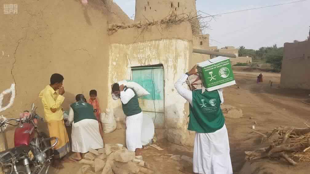 بالصور.. مركز الملك سلمان للإغاثة يسلم السلال الغذائية لمتضرري السيول بالجوف اليمنية