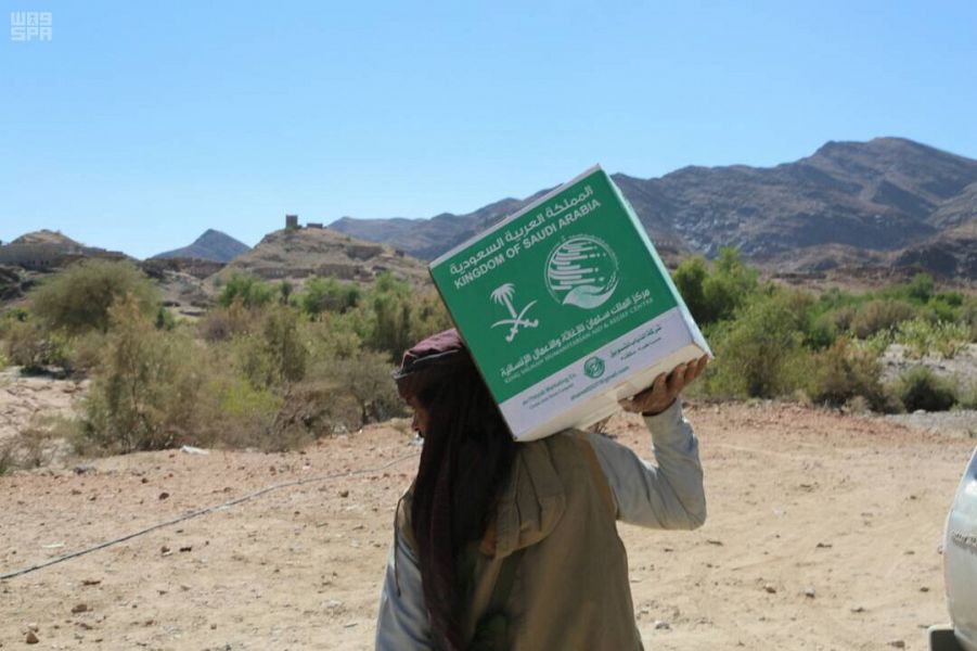 مركز الملك سلمان للإغاثة يوزع 2400 سلة غذائية في تعز