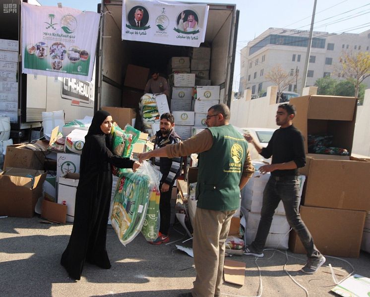 بالصور.. مركز الملك سلمان للإغاثة يكسو 574 أسرة سورية في الأردن