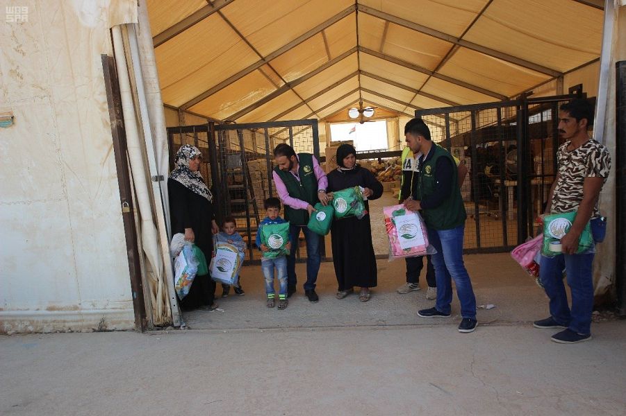 مركز الملك سلمان يوزع مستلزمات الشتاء على 14422 طفلاً سوريًا في الأردن