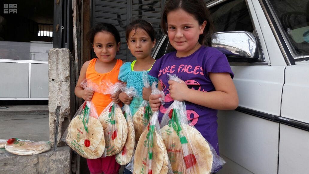 مركز الملك سلمان للإغاثة يواصل توزيع الخبز على اللاجئين السوريين بلبنان