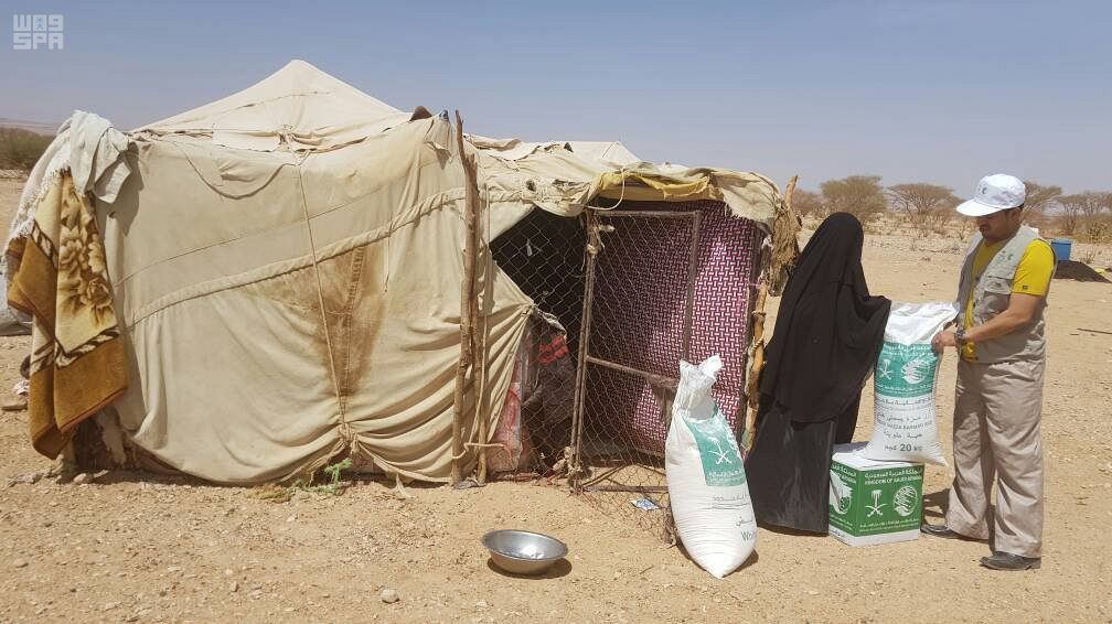 بالصور.. مركز الملك سلمان للإغاثة يوزع 500 سلة غذائية للنازحين في الجوف اليمنية