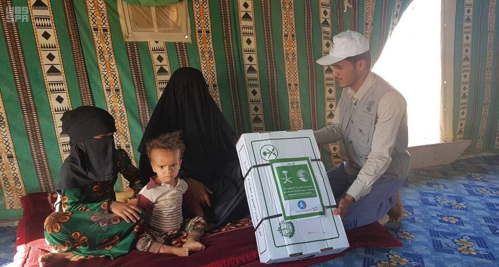 مركز الملك سلمان للإغاثة يوزع 6000 كرتون من اللحوم للنازحين بالجوف اليمنية