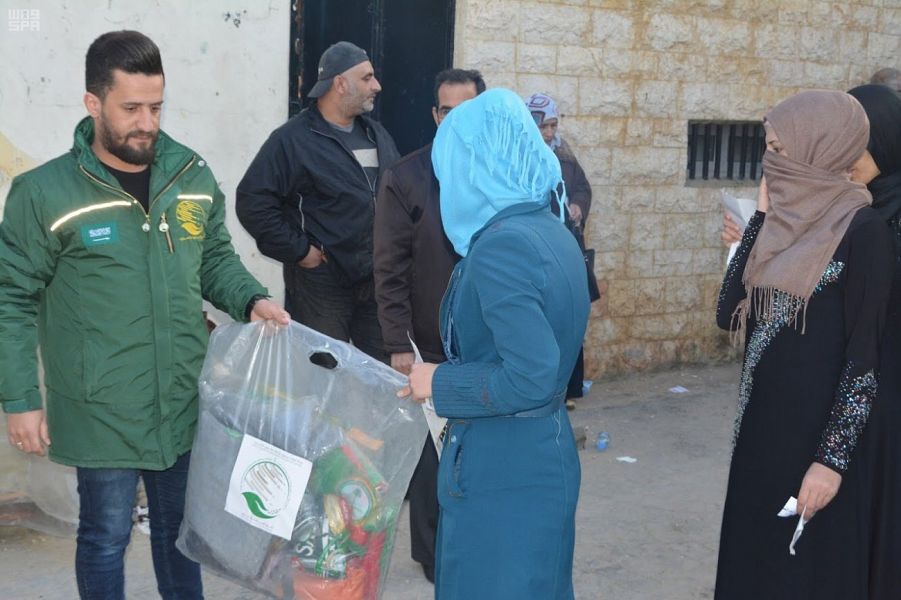 توزيع 1558 حقيبة مدرسية و1558 كسوة شتوية للطلاب السوريين في لبنان