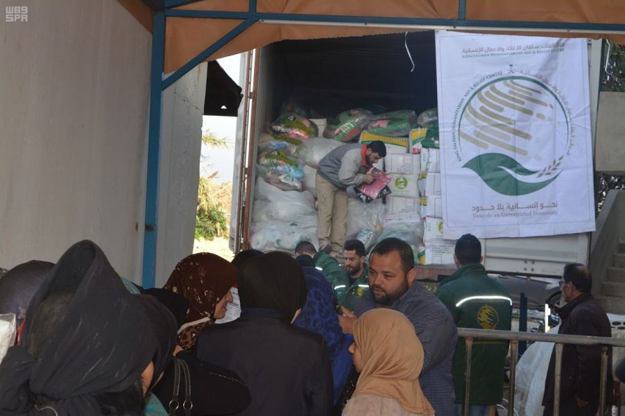 بالصور.. مركز الملك سلمان يسلم 1161 حقيبة صحية للسوريين في لبنان