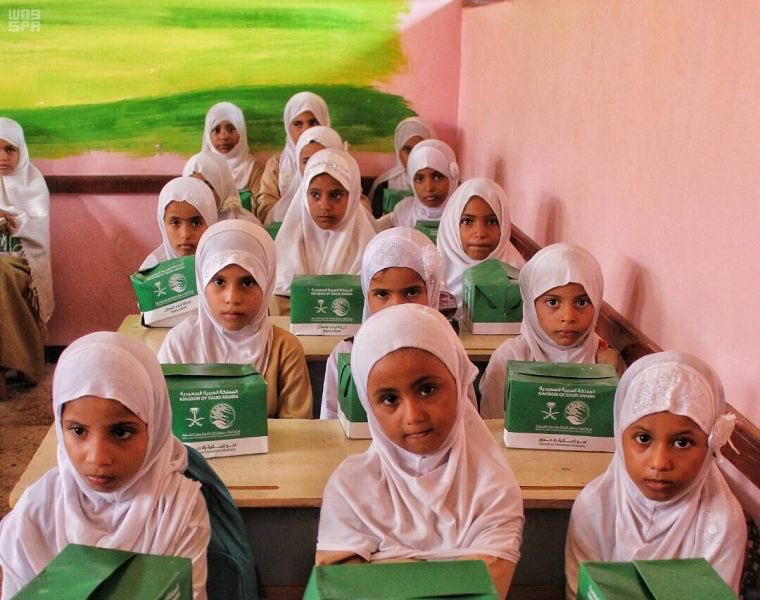 مركز الملك سلمان للإغاثة يعيد 210 طلاب يمنيين إلى مدارسهم