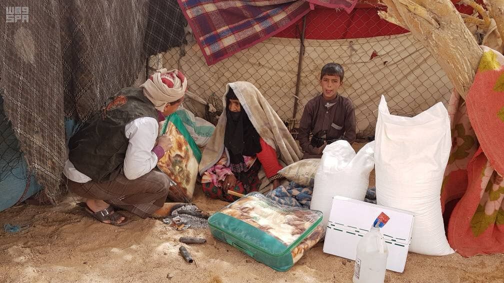 مركز الملك سلمان للإغاثة يسلم 240 أسرة يمنية مواد إيوائية