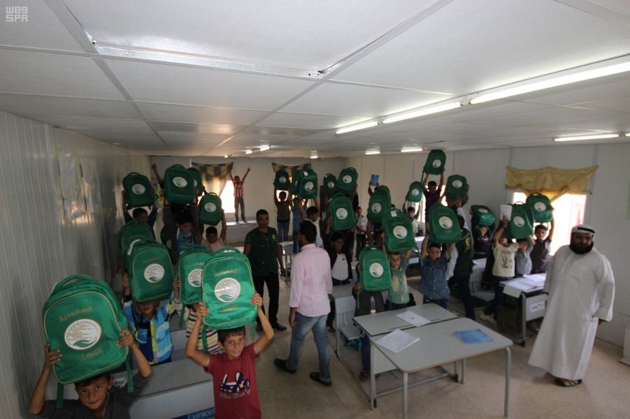 بالصور.. مركز الملك سلمان يوزع حقائب مدرسية على 17 ألف طالب سوري