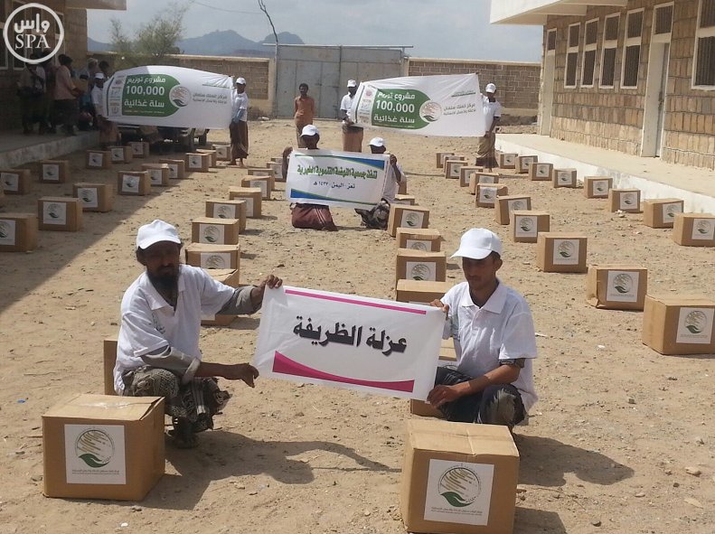 مركز الملك سلمان للإغاثة يوزع 4000 سلة غذائية لمديرية الوازعية في تعز