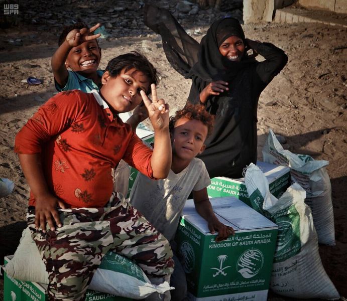 بالصور.. مركز الملك سلمان للإغاثة يوزع 1250 سلة غذائية في عدن