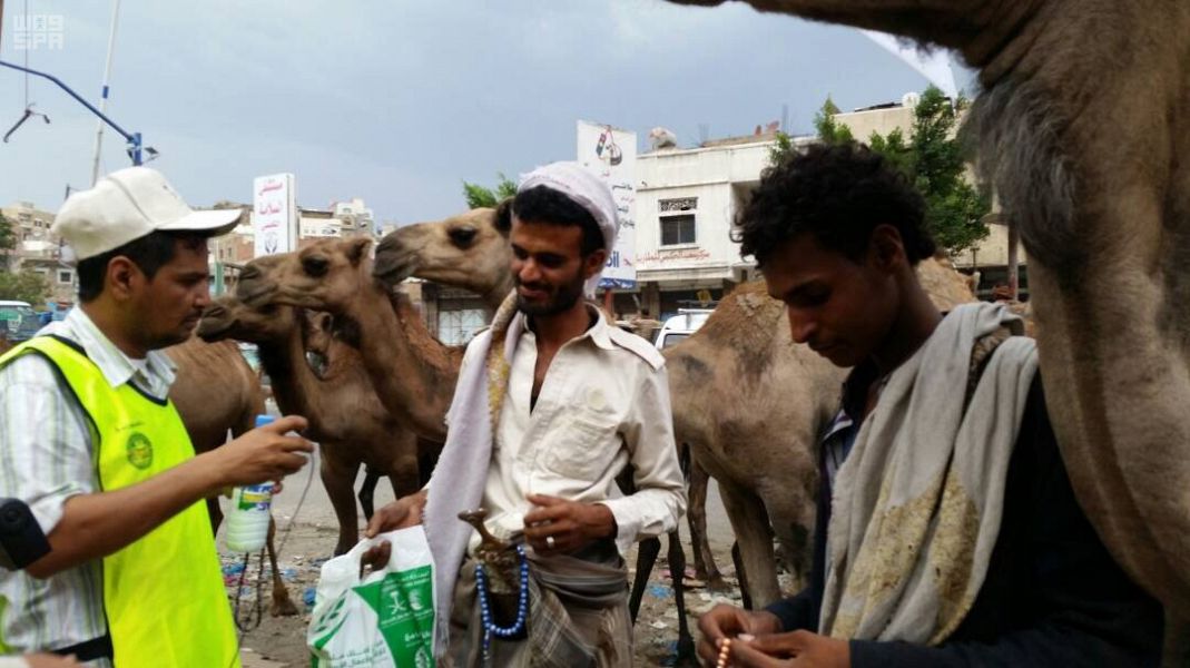 بالصور.. مشروع إفطار الصائم يتواصل في تعز بجهود مركز الملك سلمان للإغاثة