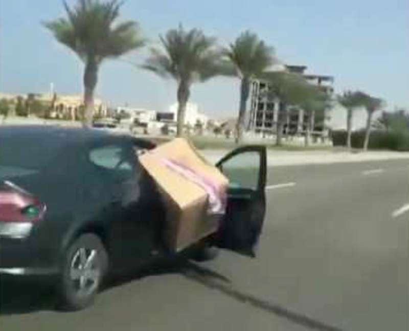 “صندوق كرتوني” يتسبب في إيقاف سائق البيجو في جدة