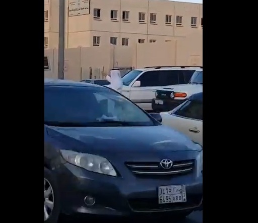 بالفيديو.. أستاذ جامعي ينظم المرور في تقاطع مزدحم بالدرعية