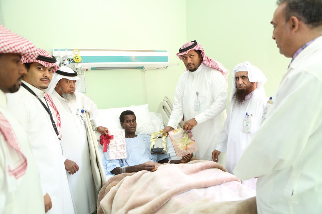 مريض صومالي يستغل وجوده في مستشفى وادي الدواسر ويحفظ جزء عم