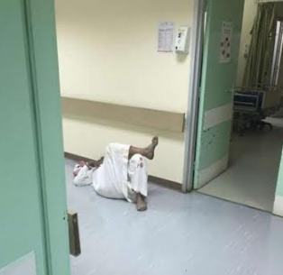 صورة .. مريض يفترش الأرض بمستشفى المجمعة بسبب التكييف