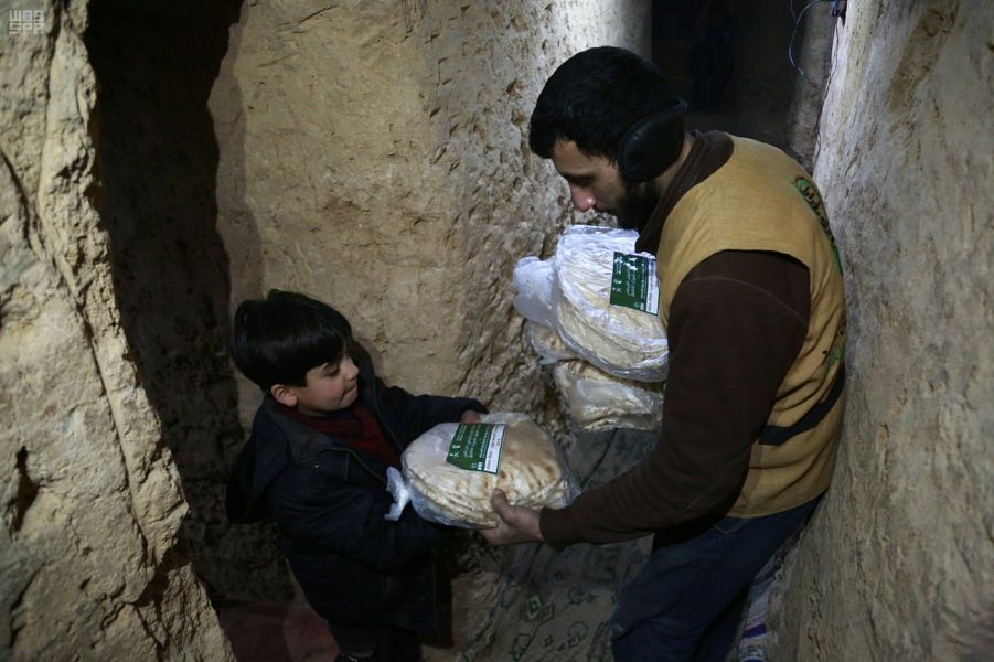 بالصور .. مساعدات داخل الأنفاق من مركز الملك سلمان لمنكوبي الغوطة الشرقية