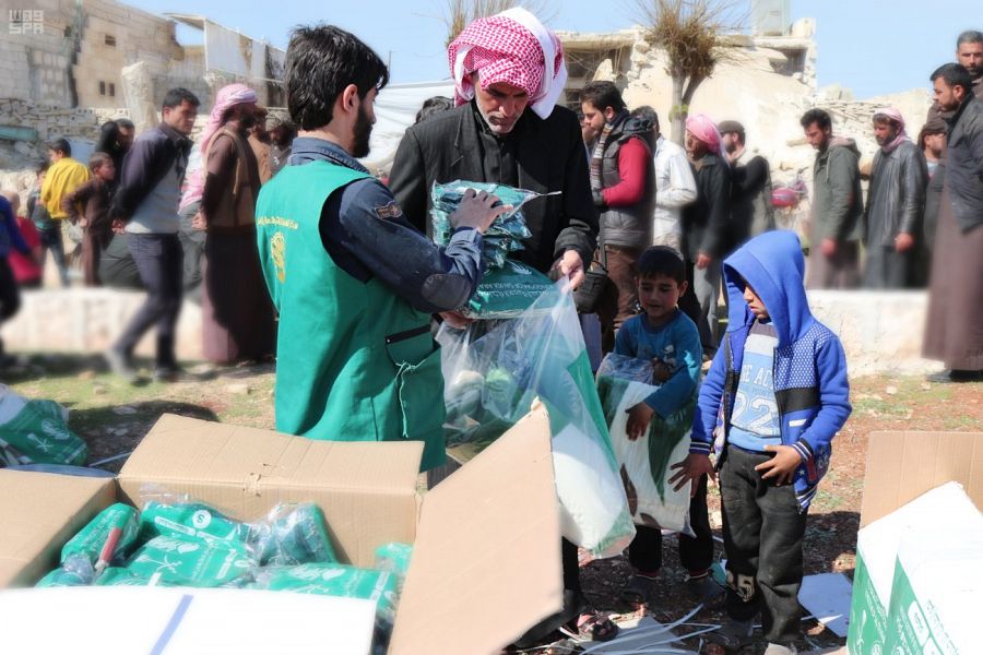 بالصور.. مساعدات مركز الملك سلمان الغذائية والإيوائية تصل ريف حلب