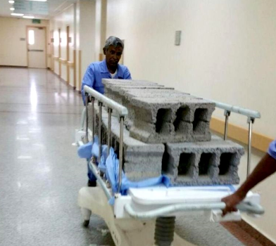 متداول.. عمال ينقلون مواد بناء على أسرة المرضى بمستشفى #صبيا