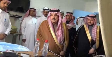 بالفيديو.. أمير الرياض يمازح شابًّا مريضاً بمستشفى ثادق يُعالَج منذ 15 عاماً