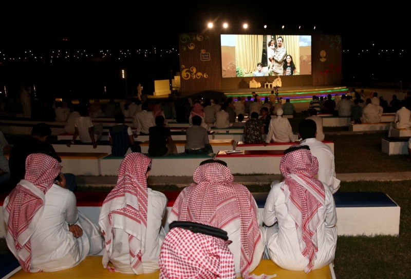 مسرح حكايا أثنار فقرة حكايا مرابطين وفي الصورة الدتور عبدالله المغلوث مع عدد من الأطفال