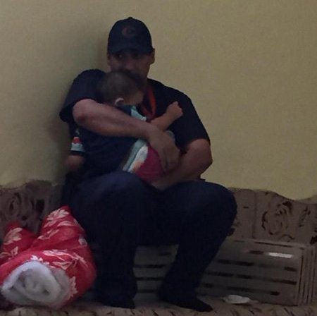 صورة مؤثرة لمسعف يحتضن طفلاً توفي والداه في #تدافع_مشعر_منى