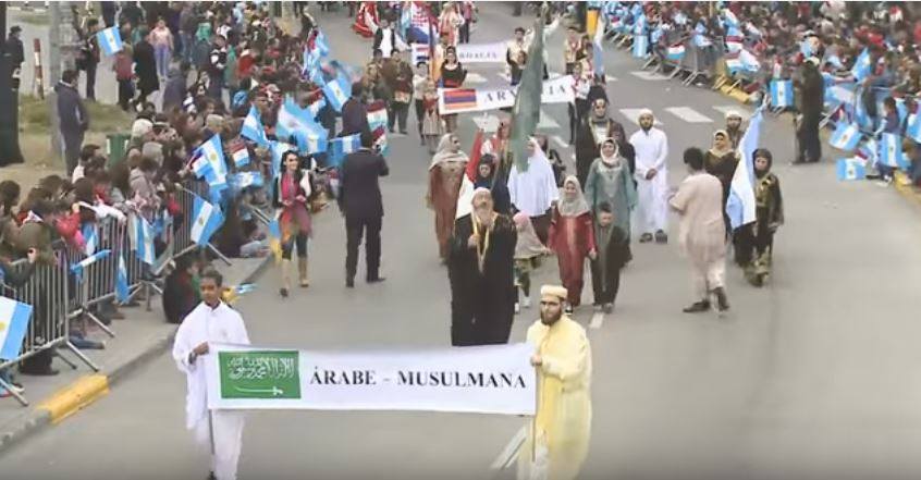 بالصور .. مسلمو الأرجنتين يرفعون علم السعودية في احتفالات الاستقلال