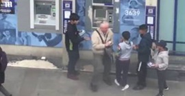 بالفيديو.. رد فعل مُسن حاولت عصابة أطفال سرقته