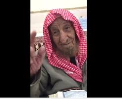 بالفيديو.. مسن سعودي تجاوز الـ100 عام يختم القرآن كل 3 أيام