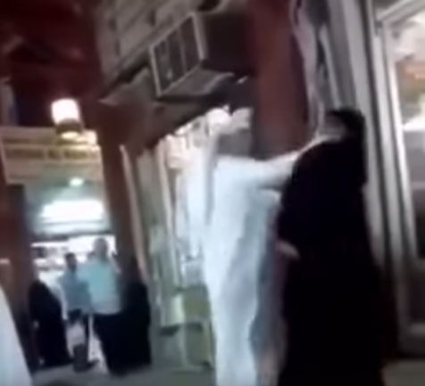 الكويت تستدعي مواطناً ضَرَب سيدة في سوق شعبية