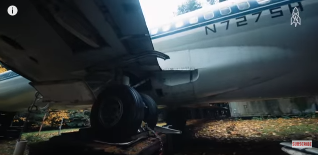 مسن يعيش داخل طائرة ركّاب قديمة في غابات أوريغون بأمريكا