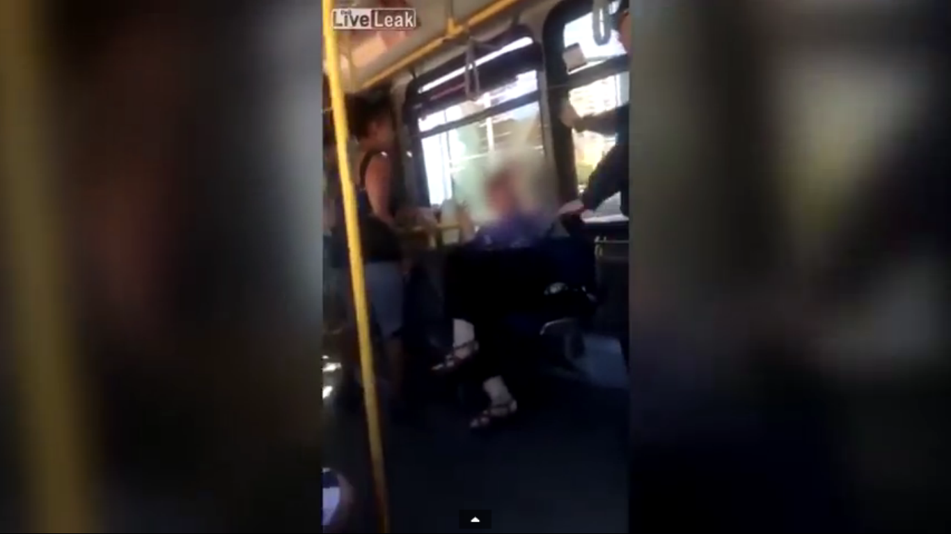 شاهد.. مُشاجرة عنيفة داخل حافلة بسبب سيدة مُسنّة بصقت على رجل قعيد!