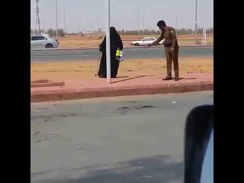بالفيديو.. رجل أمن یساعد مُسنة على عبور الطریق