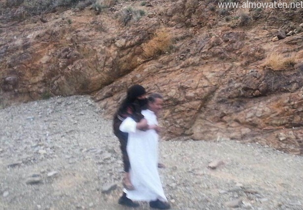 ‏‫عدسة “المواطن” تلتقط صورة لشاب يحمل والدته على ظهره