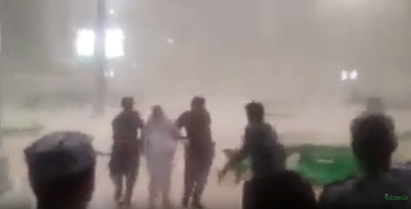 شاهد.. رجال الأمن يُنقذون مُسِنّة من عاصفة #مكة