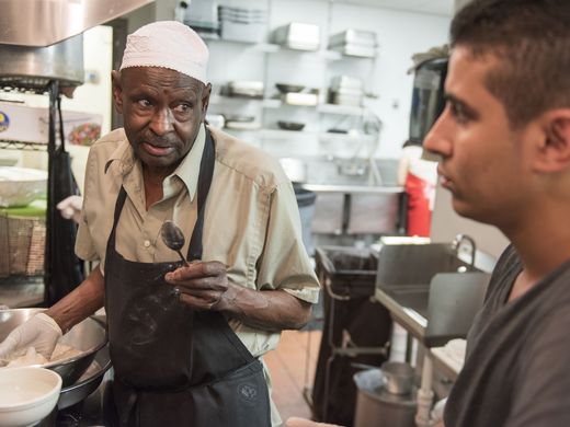 بالصور..مسيحي في مطعم سعودي بأمريكا: أشعر وكأنني أعمل مع أسرتي أو أصدقائي