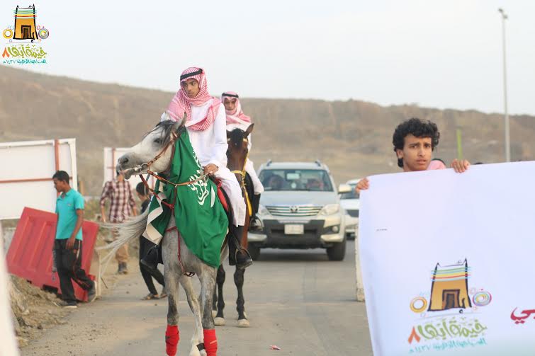 بالصور.. مسيرة وفاء لجنودنا بمصاحبة الخيول في خيمة أبها السياحية