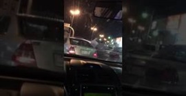 شاهد.. مشاجرة بين سعودي ومقيم بسبب السيارات