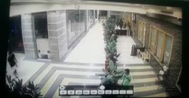 فيديو متداول .. مشاجرة عنيفة بين شباب داخل مول في جدة