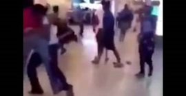 شاهد.. مضاربة قويّة بين شباب في مطار الكويت