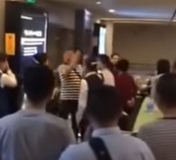 شاهد..  مسافرون يعتدون بالضرب على مضيفة بسبب تأخر رحلة جوية في الصين