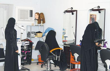 المشاغل النسائية ترفع أسعارها (100)% في الرياض 