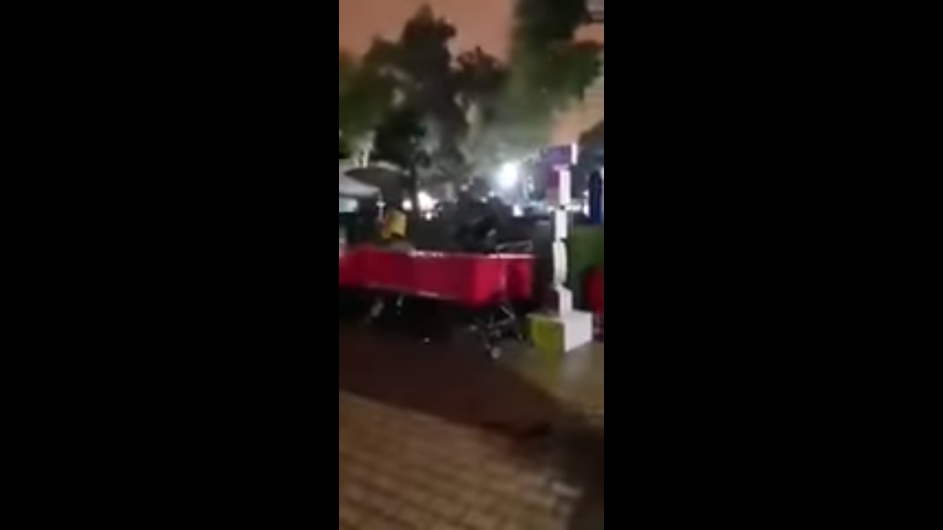 فيديو.. سقوط لوحة دعائية في منتزه المشتل بالخرج يصيب 12 شخصًا