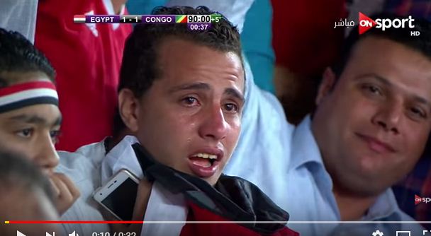 تعليق مدحت شلبي على بكاء مشجع قبل تأهل مصر لكأس العالم