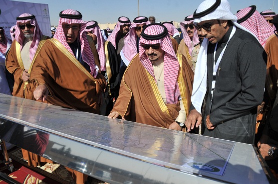 بالصور.. أمير الرياض يفتتح طريق تركي الأول‎ ويضع حجر أساس جسر العروبة
