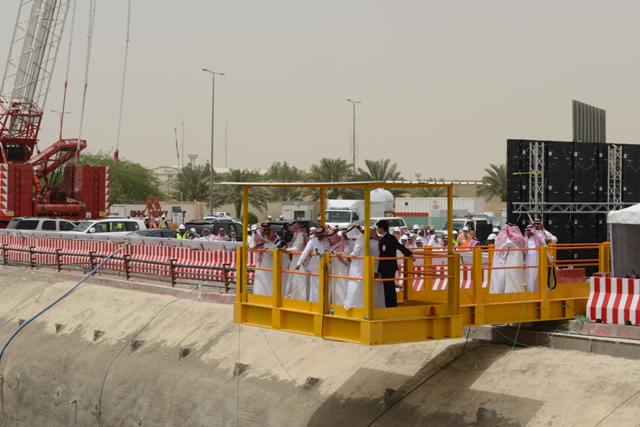 فيصل بن بندر يطلق عمل آلة (ظفرة) العملاقة ويؤكد : لامعوقات في مترو الرياض