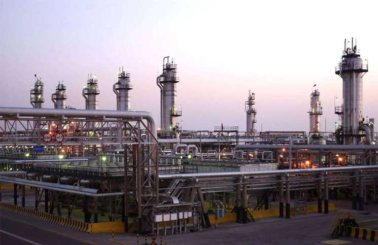 أرامكو تستبق الطرح العالمي بتعزيز تجربتها في تحويل النفط الخام إلى كيماويات