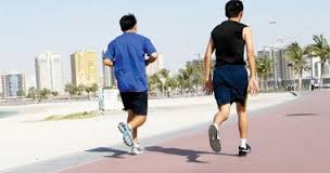الوقوف والمشي يخفضان مستوى “السكر” في الدم