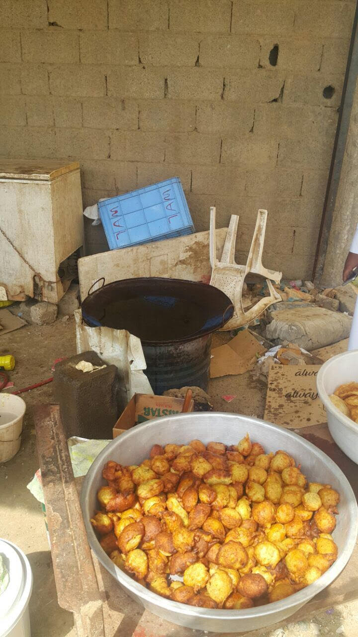 بالصور.. مصادرة وإتلاف نصف طن مواد غذائية وأسماك فاسدة في صبيا