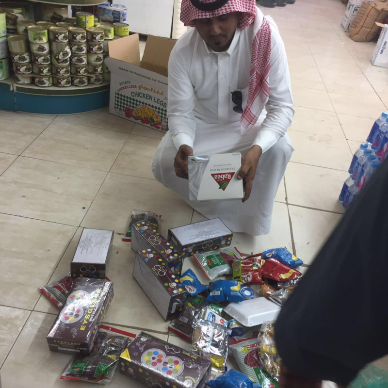 مصادرة عصائر وحلوى أطفال منتهية الصلاحية في بارق